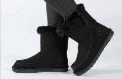 Black BILLY Cozy Boots -Billy BK21304 001 studio standing 1 940x614 ec4fba77 f5e6 400c 8799 4b6ec088d85a