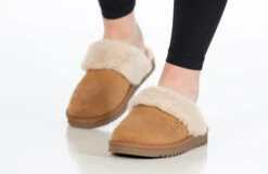 Chestnut BILLY Cozy Sling Scuff -Billy BK22447 250 studio standing 2 940x614 c6b042ef 0138 47e3 9ec5 e2923ae99cba