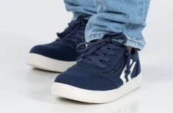 Men's Navy/White BILLY CS Sneaker Low Tops 23 Men's Navy/White BILLY CS Sneaker Low Tops -Billy BM22343 410 studio standing 2 940x614 29da2d9f 25b1 4eb9 9a2b 126ba227178e