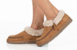 Women's Chestnut BILLY Cozy Slippers 22 Women's Chestnut BILLY Cozy Slippers -Billy BW22446 250 studio standing 1 940x614 37b0b60b 1cda 43b2 9a3c 029df60bc114