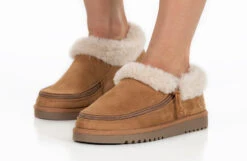 Women's Chestnut BILLY Cozy Slippers 23 Women's Chestnut BILLY Cozy Slippers -Billy BW22446 250 studio standing 2 940x614 e82b18c9 43b4 41fc 841e 6081646e462b
